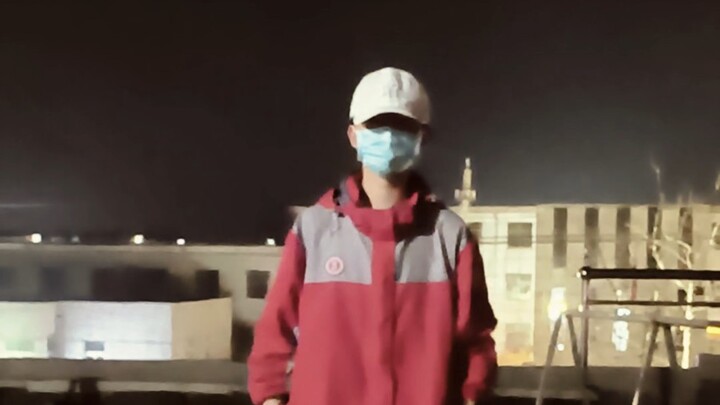 إنها مشهورة جدًا، لدرجة أنني ذهبت إلى المدرسة مرتديًا بدلة فروية وأرقص!!!