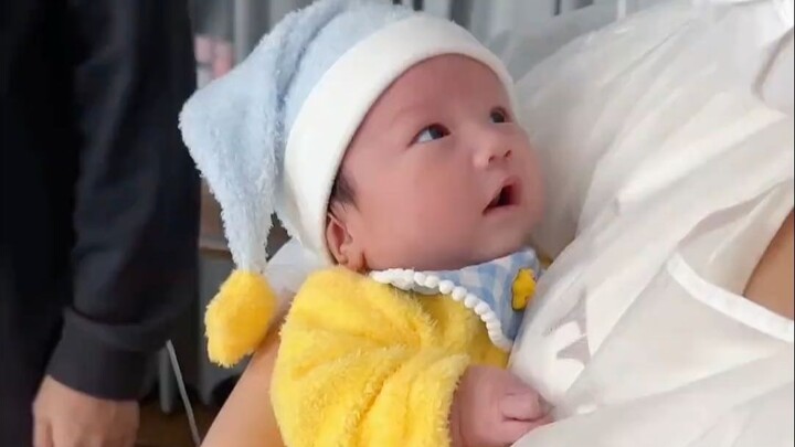 I’m going to die from how cute this baby is, ah ah ah!