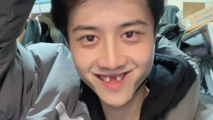 ทุกคนช่วยดูหน้าฉันหน่อยสิว่าไม่สมมาตรรึเปล่า