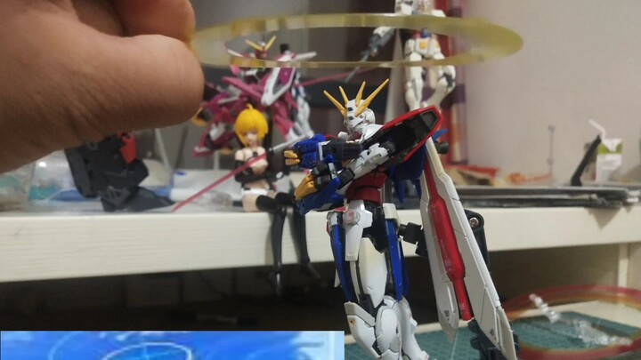 วงแหวนทั้งสามที่อยู่ด้านหลังของ God Gundam นั้น ถ้าวางไว้ที่อื่นก็ถือว่าไม่สอดคล้องกัน