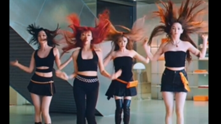 تحدي الرقص الجديد لحملة الإعلانات الأخيرة لأيسبا، من الأكثر تألقًا؟