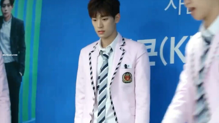 [Park Seo-ham] là video về một boygroup nhảy toàn bộ bài mà chả tập trung tí nào, còn khi nói đến gi