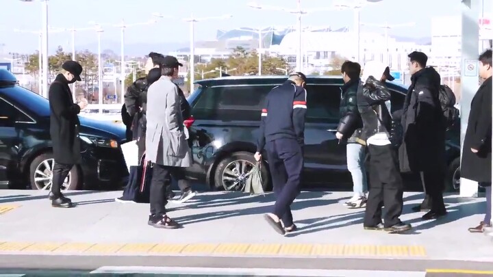 [บังทันโซนยอนดัน] เห็นนัมจุนหนาวจนกระโดดตัวลอย ผู้จัดการเลยถอดเสื้อโค้ทของตัวเองมาสวมให้เด็ก
