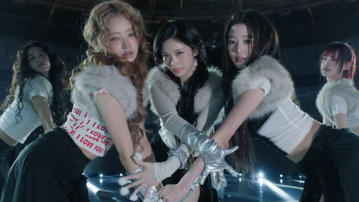 It seems like!IVE’s new music video was shot in the style of “Super Lady,” doesn’t it?