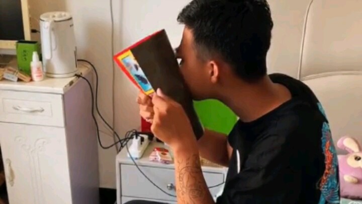 Saat dia menempatkannya di wajahku, otak kecilku sepertinya mengkerut!