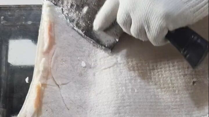 Tôi nhặt được một tờ tiền 10 tệ, nhưng mặt sau lại ghi: Tầng năm có lừa đảo đa cấp, cứu tôi với....