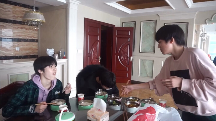 Dari kecil sampai dewasa tidur bareng terus, dua anak ini masih nggak berubah dalam menggambarkan ke