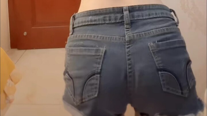 Peach Peach (Celana Pendek Denim, Bergoyang di Bagian Belakang)