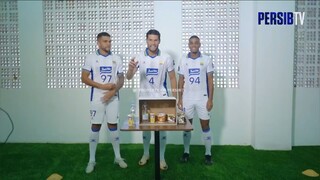 "Bobotoh on Fire! Mengikuti Jejak PERSIB di Dalam dan Luar Lapangan"