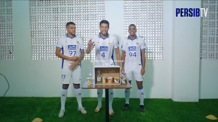 "Bobotoh on Fire! Mengikuti Jejak PERSIB di Dalam dan Luar Lapangan"