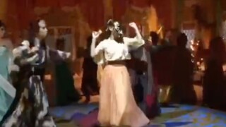 【万丽娜】出现在蹦迪的C位