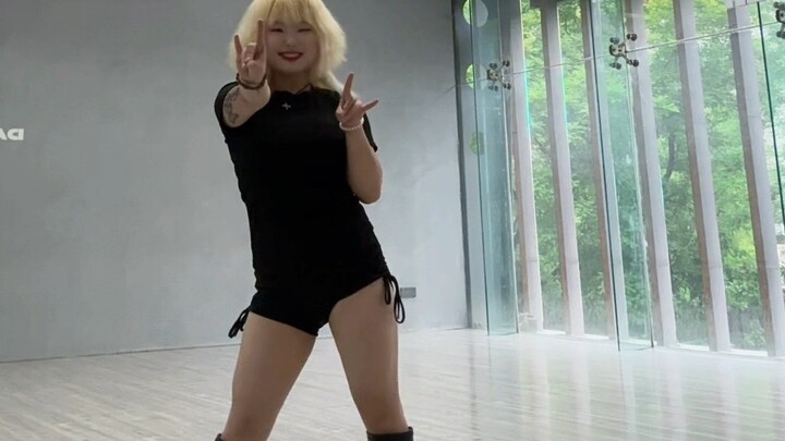"Aneh" Song Yuqi diam-diam menari setelah kelas sebelum kelas