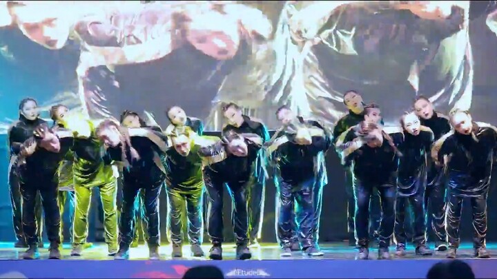 การเต้นของผู้หญิงสุดเท่นี้ผสมผสานการเต้นแนวสตรีทหลาย ๆ แบบเข้าด้วยกัน เจ๋งมาก!