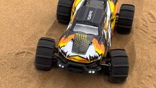 RC car challenges the desert!
