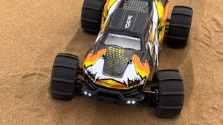 RC car challenges the desert！