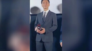 第一眼以为谢霆锋，仔细一看是宋小宝