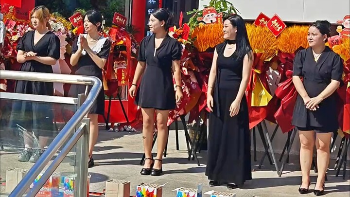 当初说来做礼仪小姐也没说还得挨炮啊😵