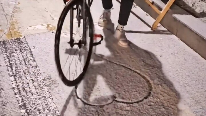 Menggambar hati pakai sepeda, sudah bisa kamu tiru?