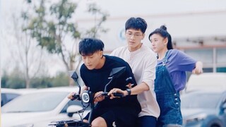 Huang Zitao rides a bike with his love rival!