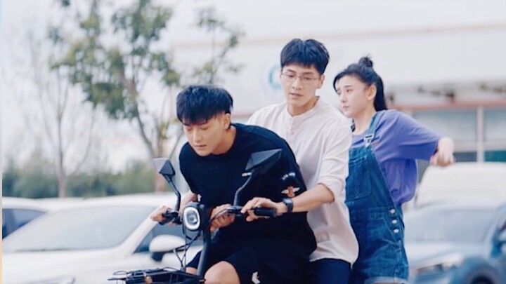 Huang Zitao rides a bike with his love rival!