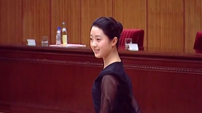 Warga keturunan Tionghoa Jin Xing menyaksikan dari barisan depan; para penari dari Akademi Jin Xing 