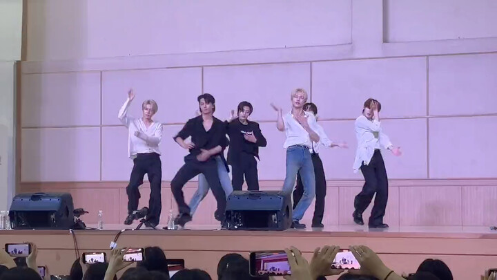 Good news!!! Bite Me no longer has backup dancers!!! 230712 ENHYPEN’s school raid!