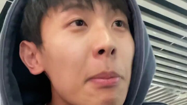 Bị bạn cùng phòng làm tức đến nghiến răng hàm sau