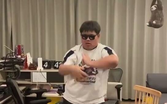 Đêm vũ đạo nóng bỏng của Hải Hoàng (phía sau còn vang lên tiếng cười điên dại của Viện trưởng Tiểu T