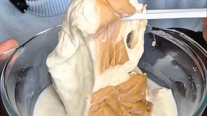 Lagi-lagi minum roti! Roti dan susu memang pas banget～
