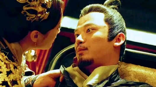 Kaisar berpura-pura sakit, tapi malah disiksa habis-habisan oleh selirnya; saat putranya merebut tak