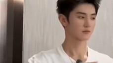 Guli Nazha and Chen Zheyuan have different styles when dancing, one is at ease and the other is an u