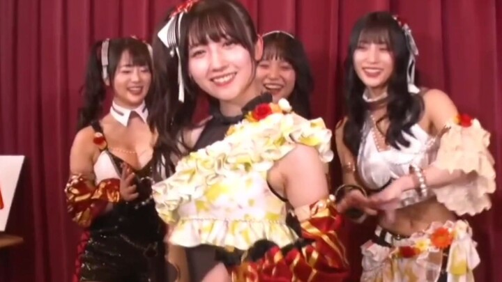 (Subtitel bahasa Mandarin) Okada Yume mengajari seorang wanita bergigi putih untuk memutar pinggangn