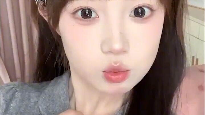Super Detailed Beginner’s Summer Light Makeup Tutorial! Just finished your exams? Come on in and lea