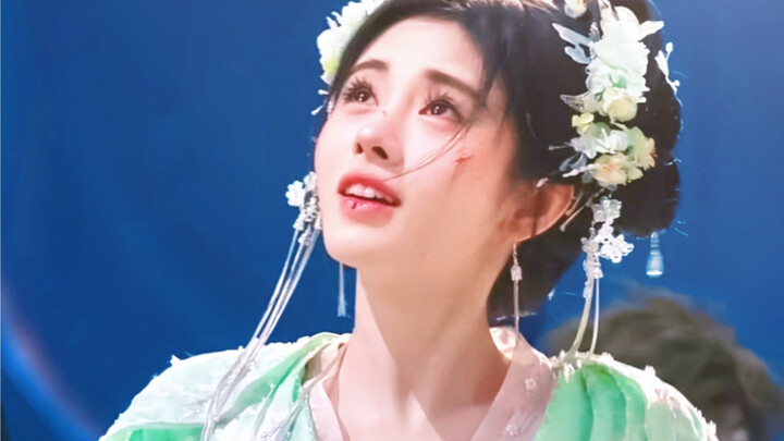 Damn... who said she has semi-permanent makeup? Let's give some beauty shocks to the ancient idol gi
