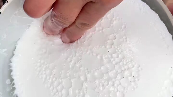 Karet yang mengeras pada hari kedua agak lunak, dan sulit dijepit setelah waktu yang lama.