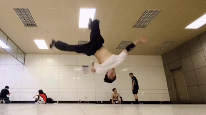 นี่คือท่าหมุนพาวเวอร์มูฟขั้นเทพของสุดยอดนักเต้นฮิปฮอป