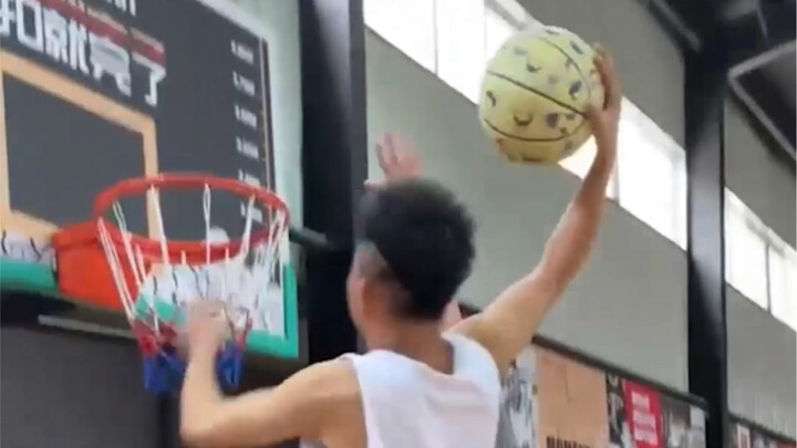 Đột nhiên xuất hiện pha úp rổ qua đầu! Đúng là cao thủ, Vương sư phụ lúc nào cũng mang đến bất ngờ c