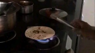 มาแบ่งปันวิธีกินอาหารเช้าประจำวันกันหน่อย ขนมปังย่างเตาแก๊ส!