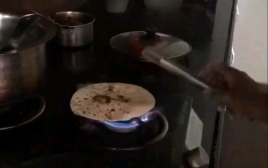 分享一下日常的早餐怎么吃。煤气烤饼！