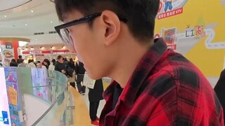 男子跟朋友出来玩，朋友穿的跟别人的工作服一样，告老板他不干活！！