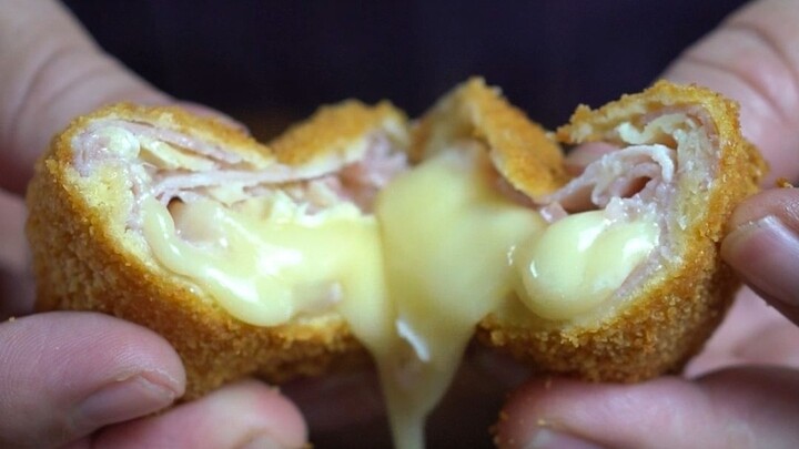 Bạn nên làm lại món phô mai Camembert kiểu Pháp này — vị chảy lỏng kết hợp với lớp vỏ giòn thật tuyệ