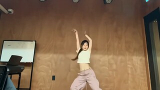 Xiao Shenyang's daughter Shen Jiarun is here to share her dance again. It's so beautiful!