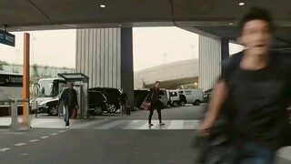 男孩头一次坐飞机回家，就发现自己的座位被人霸占了