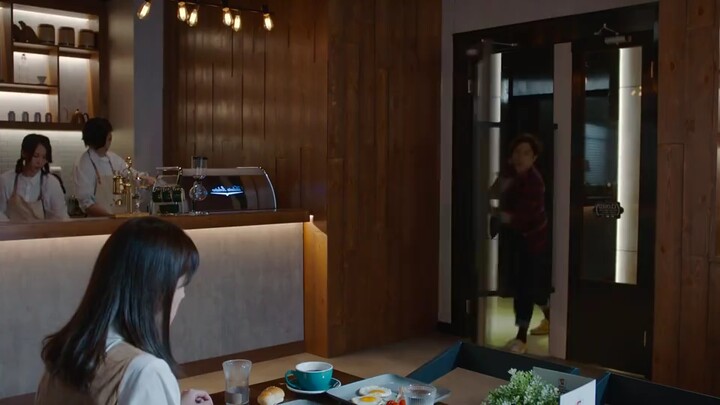 The young lady went to see a doctor, who turned out to be her college classmate—so awkward she could