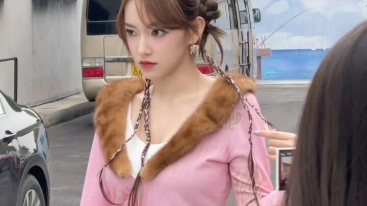 “When Entertainment Industry Girls Fall in Love with Their Idols and Lose Their Blinders”
