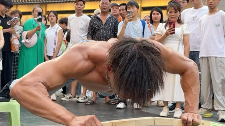 “强身健体，嚣张跋扈”八块腹肌的男人、悬空俯卧撑挑战#乌鸦哥 #张耀扬 #悬空俯卧撑 #高手在民间