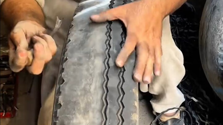 อาจารย์ชาวปากีสถานใช้คัตเตอร์ปรับโฉมยางเก่า