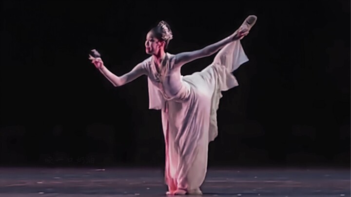 “Con ve sầu rũ bỏ thân xác khỏi bụi đất, con bướm mơ về miền đất nước và mây trời”