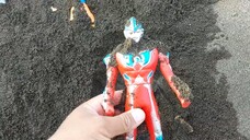 MENEMUKAN BANYAK HARTA KARUN MAINAN ULTRAMAN, BOBOIBOY,KAMEN RAIDER DI DALAM TUMPUKAN PASIR