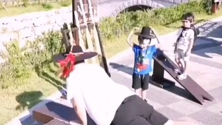 Adegan ini benar-benar membuatku tertawa terbahak-bahak. Reaksi Weiben benar-benar berbeda dari anak